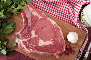 bistecca di vitello fiorentina su tagliere di legno © denio109
