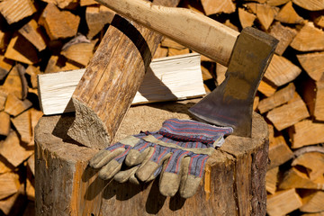 Holz hacken, gespaltete Holzscheite auf dem Hackstock