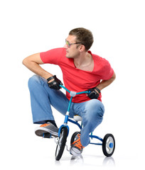 Fototapeta na wymiar Fajny człowiek w okularach na rowerze dziecka, białym tle