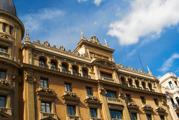Fototapeta na wymiar Historyczne budynki z frontami koronki Madrytu