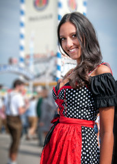 Frau im Dirndl auf dem Oktoberfest in München