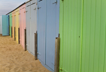 farbenfrohe Badehäuschen am Strand