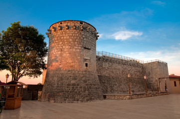 Fototapeta na wymiar Stare centrum mury twierdzy Krk - Chorwacja