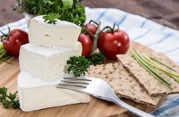 Camembert pieces with Crispbread