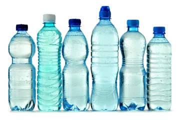 Poster Polycarbonaat plastic fles mineraalwater geïsoleerd op wit © monticellllo