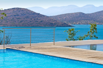 Obraz premium Blue swimming pool at Mirabello Bay in Greece