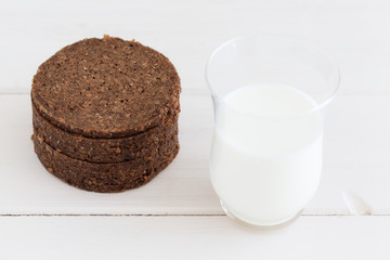 Schwarzbrot mit Milch