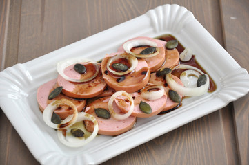 Knackwurst mit Essig und Öl
