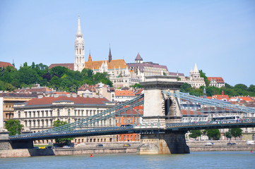 Burgviertel und Brücke in Budapest