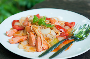 spaghetti with tomato sauce