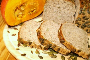 Kürbiskernbrot mit Kürbis, aufgeschnitten.