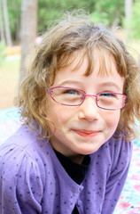 portrait fillette avec lunettes