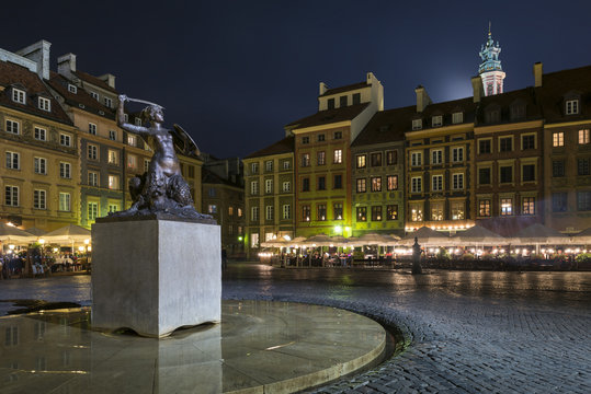 Night scene of Warsaw mermaid monument