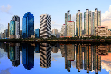Obraz premium Building with Reflection