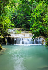 Fototapeta na wymiar Kaskadowe spada w tropikalnych lasów tropikalnych, Tajlandia