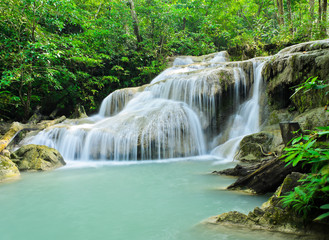 Fototapeta na wymiar Beautiful tropikalnych wodospad lasów tropikalnych, Tajlandia