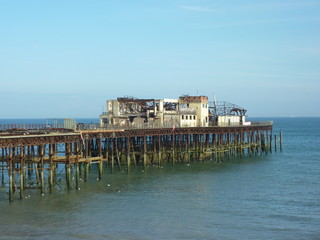Pier in Hastings nach Brand