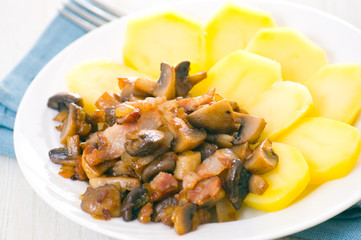 mushrooms and bacon with potatoes