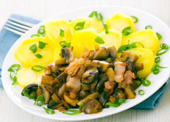 mushrooms and bacon with potatoes