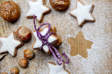 Weihnachtskarte  - Weihnachtsplätzchen Zimtsterne und Zuckerschnee