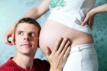 Papa lauscht am Bauch