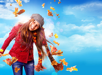 Mädchen im Wind mit bunten Herbstblättern / active autumn 08