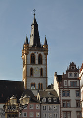 Fototapeta na wymiar Kirche St. Gangolf in Trier