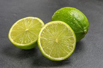 Limetten auf Schieferplatte