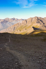 Valle alpina nelle prime ore del mattino