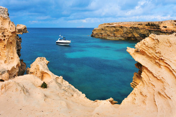 Fototapeta na wymiar Koniec Sa Pedrera wybrzeżu w Formentera, Baleary, Hiszpania