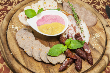 тарелка с колбасами и беконом
