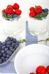 Jogurt mit Beeren