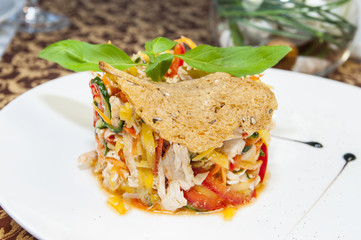 салат из овощей и куриного мяса