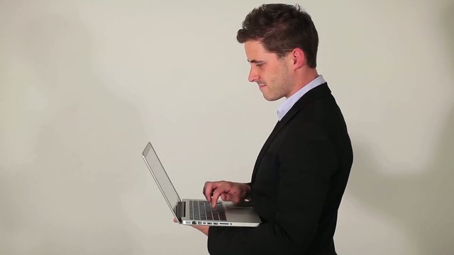 Homme d'affaire avec son ordinateur portable