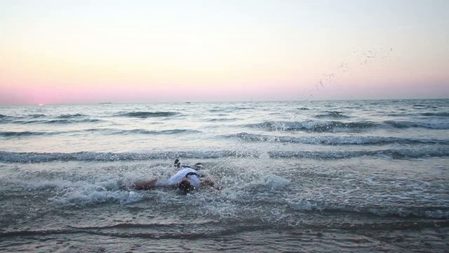 Homme dansant dans la mer