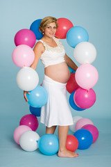 Fototapeta na wymiar pregnant young woman c balloons