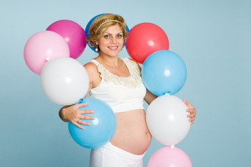 Fototapeta na wymiar young pregnant woman with balloons