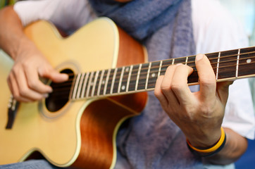 Fototapeta na wymiar grać na gitarze akustycznej