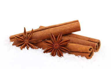 Zimtstangen und Sternanis im Schnee