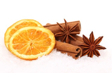 Obraz na płótnie Canvas Gwiazdka anyżu cynamonu i pomarańczy w śniegu