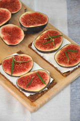 Vollkornbrot mit Feigen und Frischkäse