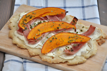Kürbis Schinken Flammkuchen