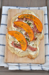Kürbis Schinken Flammkuchen
