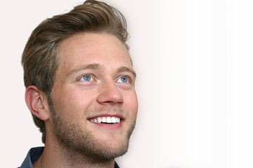 glücklicher junger Mann