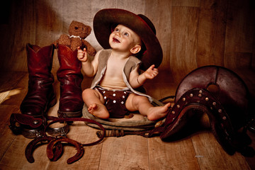 bébé souriant en habit de cow-boy