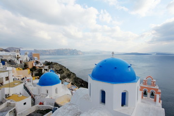 Fototapeta premium Santorini Blue kopułowy kościół z widokiem na Morze Egejskie