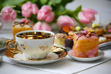 Petit fours zum Tee