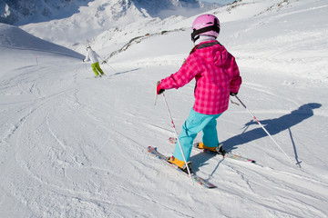 Fototapeta na wymiar Narciarstwo, zima, lekcja ski - narciarzy na stoku