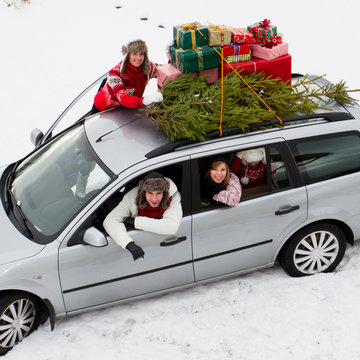 Christmas - Family In Car With Gifts &christmas Tree