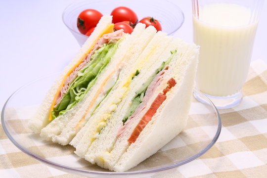 朝食サンドイッチ